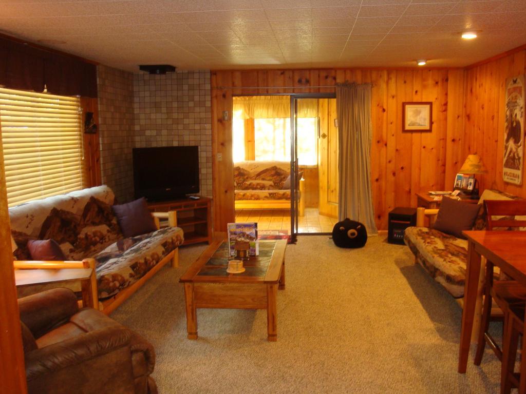 Yellowstone Wildlife Cabins Уест Йелоустоун Екстериор снимка