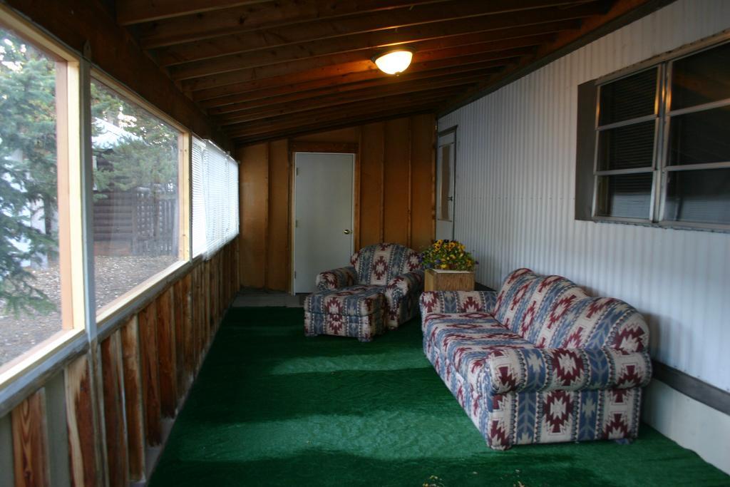 Yellowstone Wildlife Cabins Уест Йелоустоун Екстериор снимка