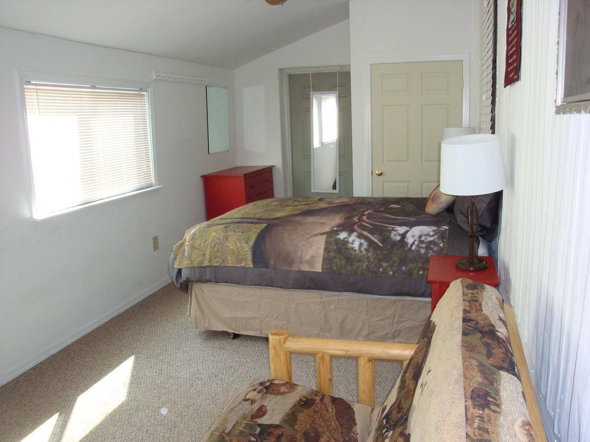 Yellowstone Wildlife Cabins Уест Йелоустоун Екстериор снимка