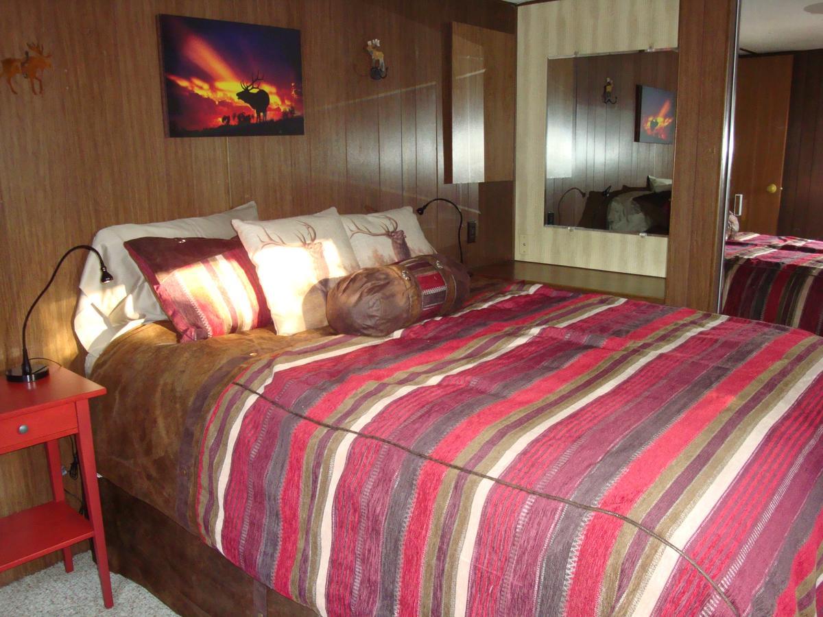 Yellowstone Wildlife Cabins Уест Йелоустоун Екстериор снимка